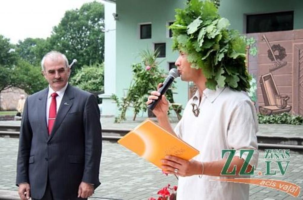 Ar tradicionālo Zāļu tirgu 23.jūnijā Jelgavā ieskandināti svētki. Līgotāji varēja iegādāties gan gardas veltes Jāņu galdam, gan priecāties par mākslinieku priekšnesumiem.
Svētkos sumināti arī paši jaunākie Jelgavas iedzīvotāji.