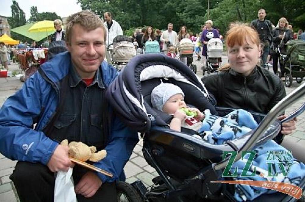 Ar tradicionālo Zāļu tirgu 23.jūnijā Jelgavā ieskandināti svētki. Līgotāji varēja iegādāties gan gardas veltes Jāņu galdam, gan priecāties par mākslinieku priekšnesumiem.
Svētkos sumināti arī paši jaunākie Jelgavas iedzīvotāji.