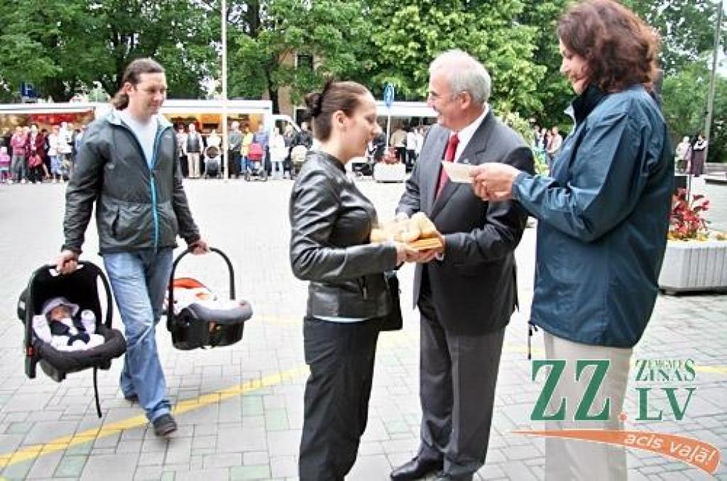 Ar tradicionālo Zāļu tirgu 23.jūnijā Jelgavā ieskandināti svētki. Līgotāji varēja iegādāties gan gardas veltes Jāņu galdam, gan priecāties par mākslinieku priekšnesumiem.
Svētkos sumināti arī paši jaunākie Jelgavas iedzīvotāji.