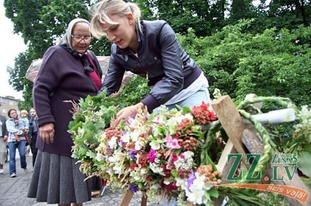 Ar tradicionālo Zāļu tirgu 23.jūnijā Jelgavā ieskandināti svētki. Līgotāji varēja iegādāties gan gardas veltes Jāņu galdam, gan priecāties par mākslinieku priekšnesumiem.
Svētkos sumināti arī paši jaunākie Jelgavas iedzīvotāji.