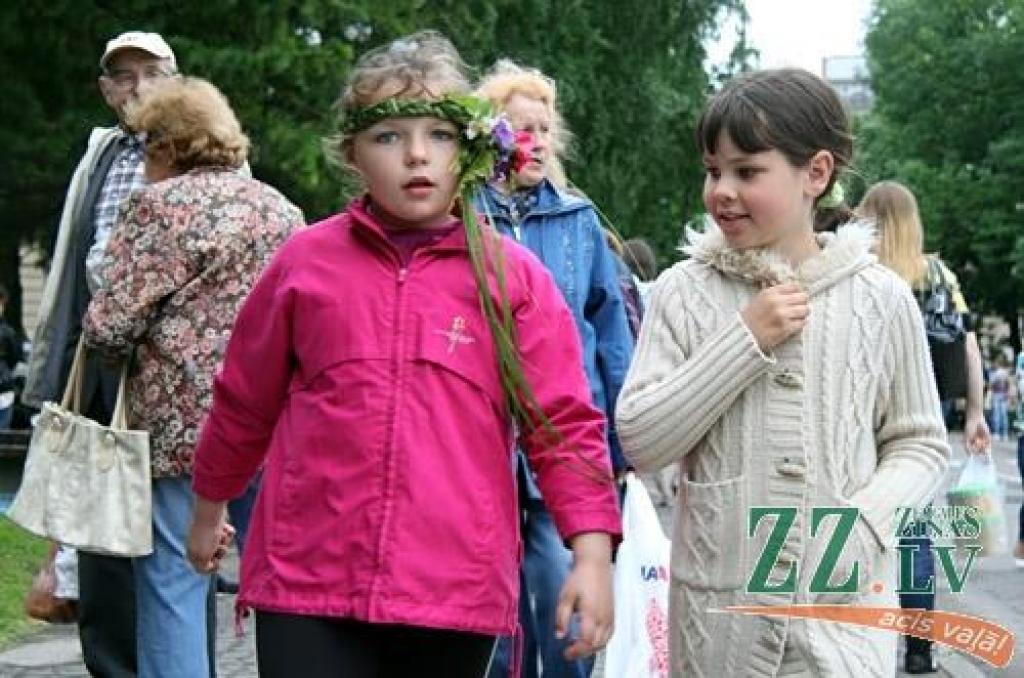 Ar tradicionālo Zāļu tirgu 23.jūnijā Jelgavā ieskandināti svētki. Līgotāji varēja iegādāties gan gardas veltes Jāņu galdam, gan priecāties par mākslinieku priekšnesumiem.
Svētkos sumināti arī paši jaunākie Jelgavas iedzīvotāji.