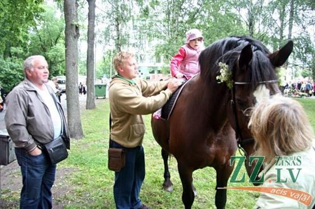 Ar tradicionālo Zāļu tirgu 23.jūnijā Jelgavā ieskandināti svētki. Līgotāji varēja iegādāties gan gardas veltes Jāņu galdam, gan priecāties par mākslinieku priekšnesumiem.
Svētkos sumināti arī paši jaunākie Jelgavas iedzīvotāji.