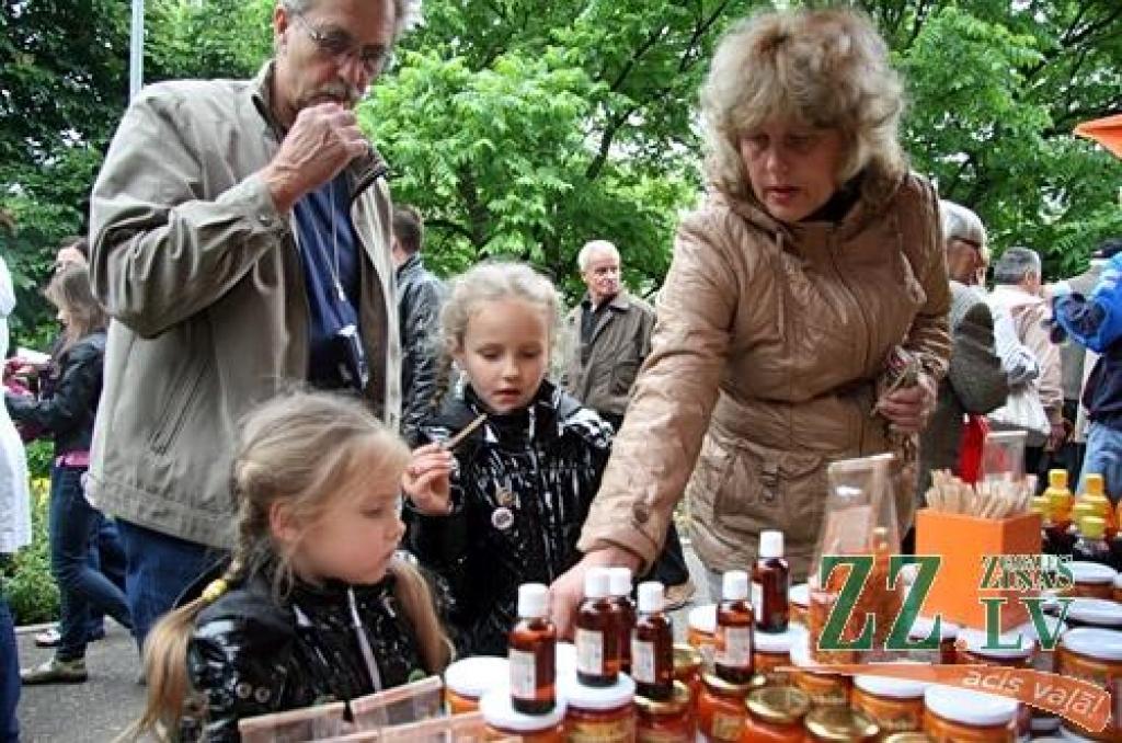 Ar tradicionālo Zāļu tirgu 23.jūnijā Jelgavā ieskandināti svētki. Līgotāji varēja iegādāties gan gardas veltes Jāņu galdam, gan priecāties par mākslinieku priekšnesumiem.
Svētkos sumināti arī paši jaunākie Jelgavas iedzīvotāji.