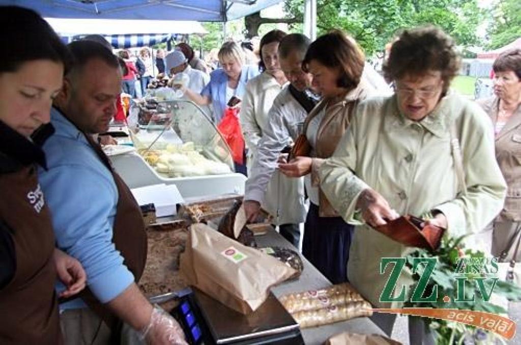 Ar tradicionālo Zāļu tirgu 23.jūnijā Jelgavā ieskandināti svētki. Līgotāji varēja iegādāties gan gardas veltes Jāņu galdam, gan priecāties par mākslinieku priekšnesumiem.
Svētkos sumināti arī paši jaunākie Jelgavas iedzīvotāji.