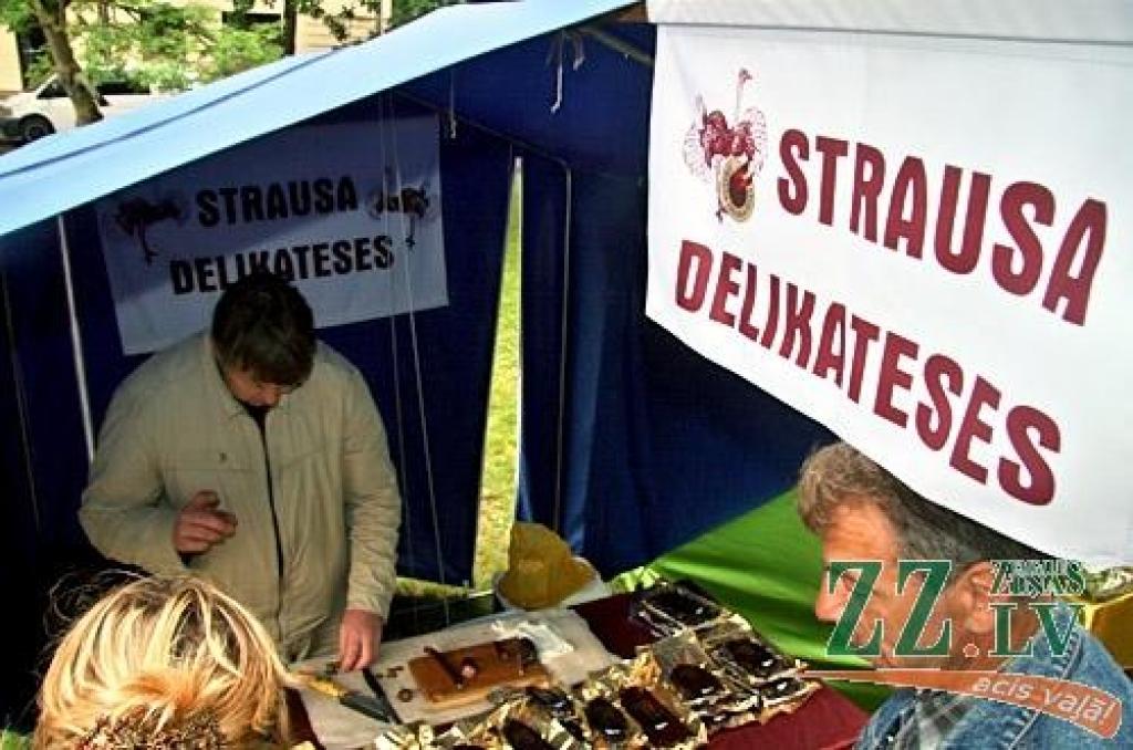 Ar tradicionālo Zāļu tirgu 23.jūnijā Jelgavā ieskandināti svētki. Līgotāji varēja iegādāties gan gardas veltes Jāņu galdam, gan priecāties par mākslinieku priekšnesumiem.
Svētkos sumināti arī paši jaunākie Jelgavas iedzīvotāji.