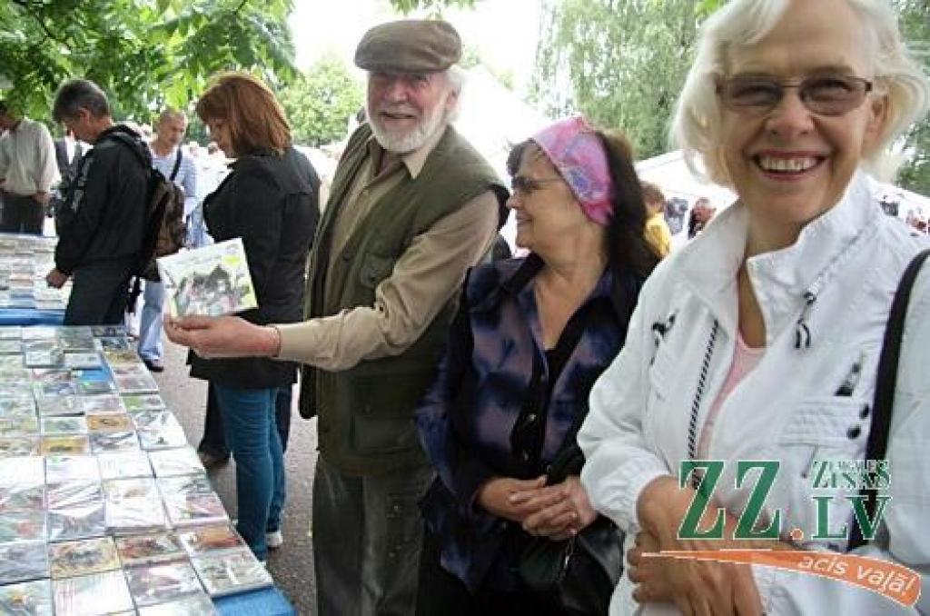 Ar tradicionālo Zāļu tirgu 23.jūnijā Jelgavā ieskandināti svētki. Līgotāji varēja iegādāties gan gardas veltes Jāņu galdam, gan priecāties par mākslinieku priekšnesumiem.
Svētkos sumināti arī paši jaunākie Jelgavas iedzīvotāji.