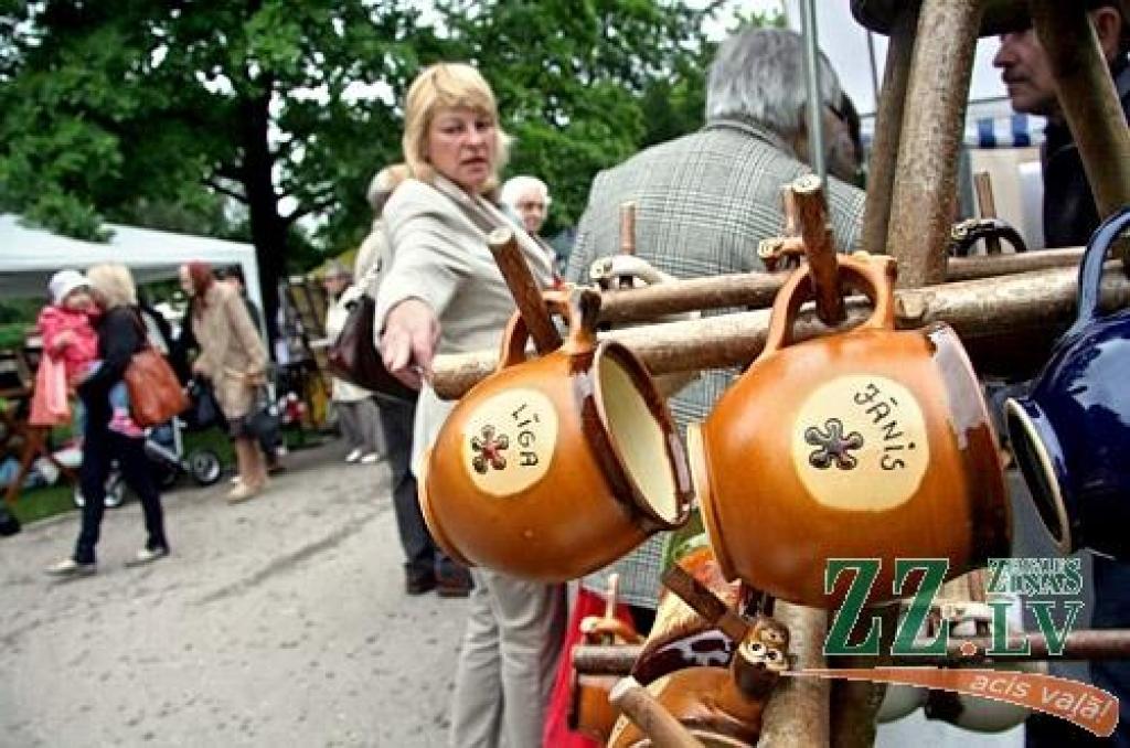Ar tradicionālo Zāļu tirgu 23.jūnijā Jelgavā ieskandināti svētki. Līgotāji varēja iegādāties gan gardas veltes Jāņu galdam, gan priecāties par mākslinieku priekšnesumiem.
Svētkos sumināti arī paši jaunākie Jelgavas iedzīvotāji.