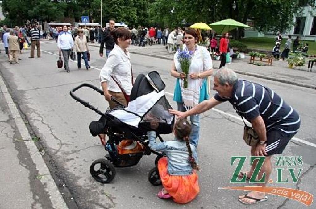 Ar tradicionālo Zāļu tirgu 23.jūnijā Jelgavā ieskandināti svētki. Līgotāji varēja iegādāties gan gardas veltes Jāņu galdam, gan priecāties par mākslinieku priekšnesumiem.
Svētkos sumināti arī paši jaunākie Jelgavas iedzīvotāji.