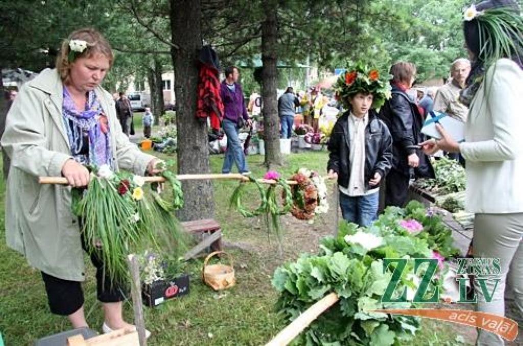 Ar tradicionālo Zāļu tirgu 23.jūnijā Jelgavā ieskandināti svētki. Līgotāji varēja iegādāties gan gardas veltes Jāņu galdam, gan priecāties par mākslinieku priekšnesumiem.
Svētkos sumināti arī paši jaunākie Jelgavas iedzīvotāji.
