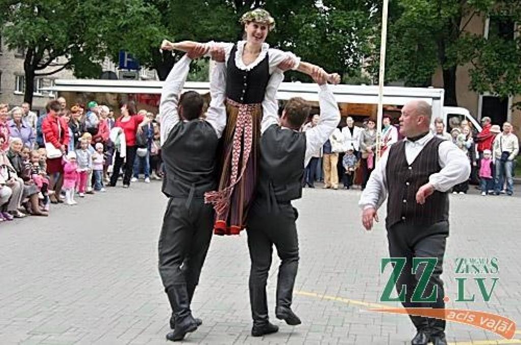 Ar tradicionālo Zāļu tirgu 23.jūnijā Jelgavā ieskandināti svētki. Līgotāji varēja iegādāties gan gardas veltes Jāņu galdam, gan priecāties par mākslinieku priekšnesumiem.
Svētkos sumināti arī paši jaunākie Jelgavas iedzīvotāji.