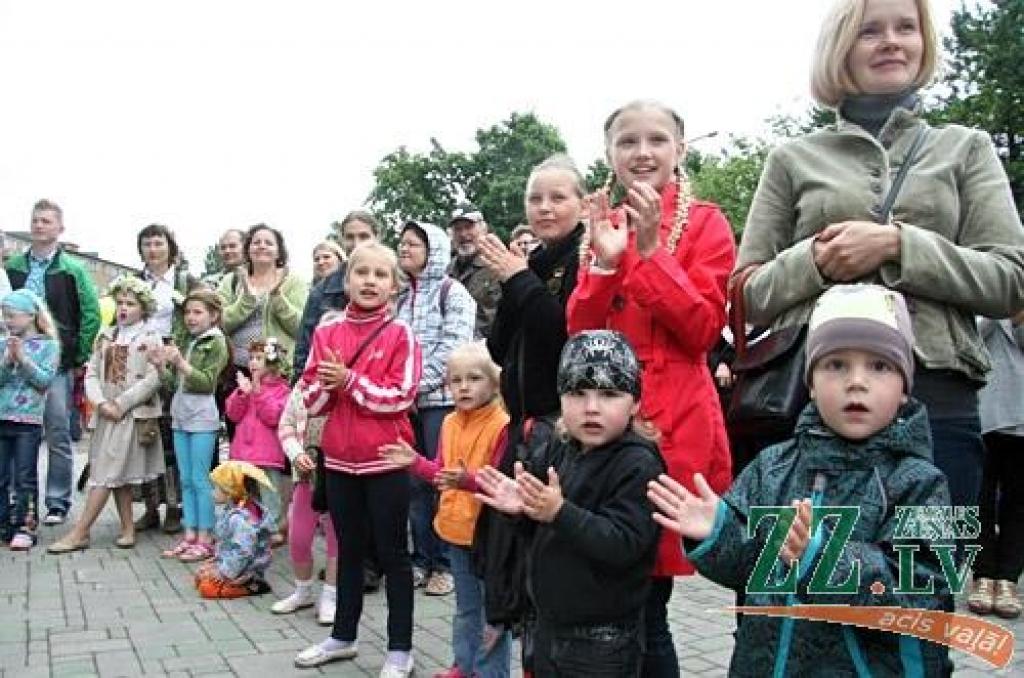 Ar tradicionālo Zāļu tirgu 23.jūnijā Jelgavā ieskandināti svētki. Līgotāji varēja iegādāties gan gardas veltes Jāņu galdam, gan priecāties par mākslinieku priekšnesumiem.
Svētkos sumināti arī paši jaunākie Jelgavas iedzīvotāji.