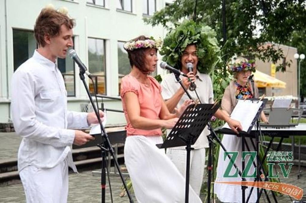 Ar tradicionālo Zāļu tirgu 23.jūnijā Jelgavā ieskandināti svētki. Līgotāji varēja iegādāties gan gardas veltes Jāņu galdam, gan priecāties par mākslinieku priekšnesumiem.
Svētkos sumināti arī paši jaunākie Jelgavas iedzīvotāji.