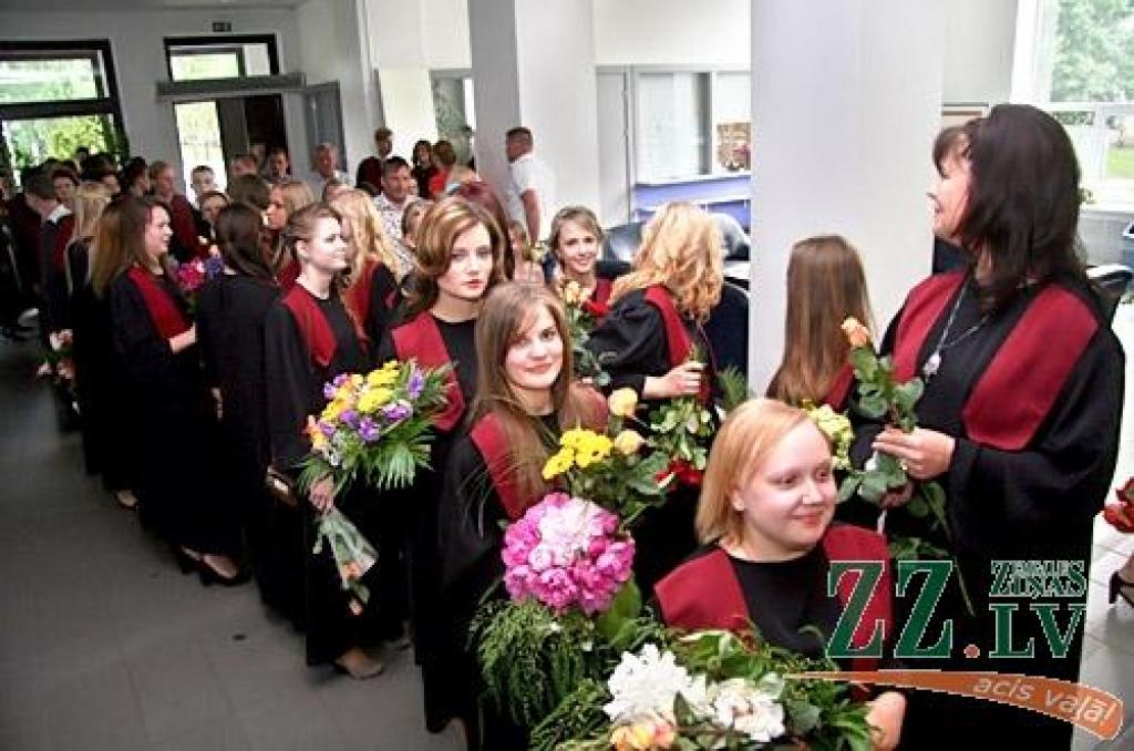 Talāros, smaidoši un gatavi jauniem dzīves izaicinājumiem 20.jūnijā izlaidumu pilsētas kultūras namā svinēja Jelgavas Spīdolas ģimnāzijas absolventi. Šajās dienās no skolas atvadās 725 pilsētas, 26 Ozolnieku un 179 Jelgavas novada 12....