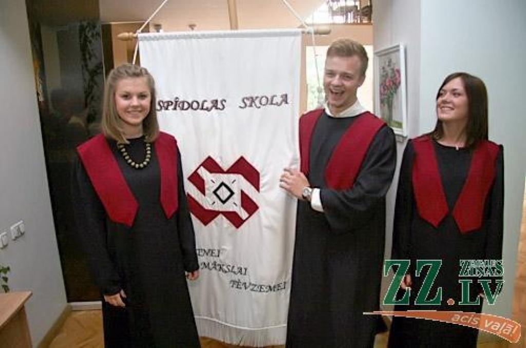 Talāros, smaidoši un gatavi jauniem dzīves izaicinājumiem 20.jūnijā izlaidumu pilsētas kultūras namā svinēja Jelgavas Spīdolas ģimnāzijas absolventi. Šajās dienās no skolas atvadās 725 pilsētas, 26 Ozolnieku un 179 Jelgavas novada 12....