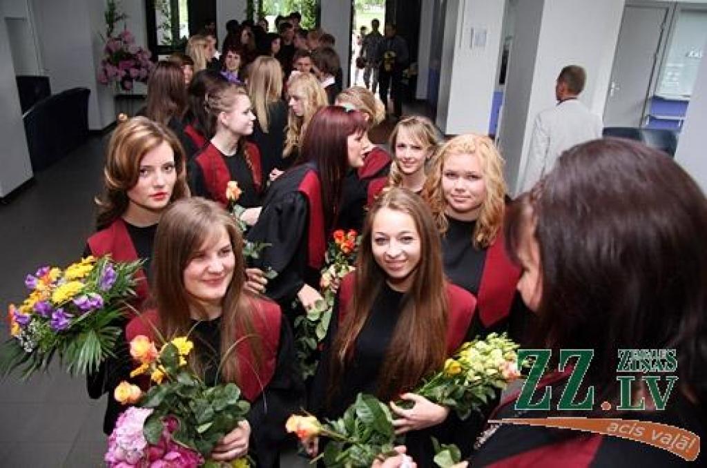 Talāros, smaidoši un gatavi jauniem dzīves izaicinājumiem 20.jūnijā izlaidumu pilsētas kultūras namā svinēja Jelgavas Spīdolas ģimnāzijas absolventi. Šajās dienās no skolas atvadās 725 pilsētas, 26 Ozolnieku un 179 Jelgavas novada 12....