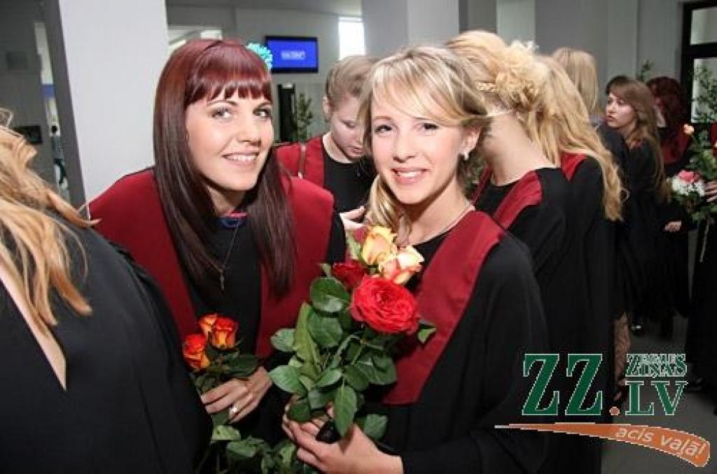 Talāros, smaidoši un gatavi jauniem dzīves izaicinājumiem 20.jūnijā izlaidumu pilsētas kultūras namā svinēja Jelgavas Spīdolas ģimnāzijas absolventi. Šajās dienās no skolas atvadās 725 pilsētas, 26 Ozolnieku un 179 Jelgavas novada 12....