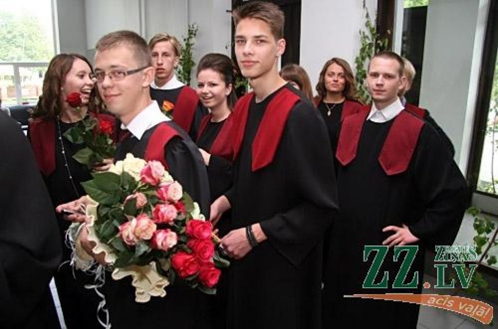 Talāros, smaidoši un gatavi jauniem dzīves izaicinājumiem 20.jūnijā izlaidumu pilsētas kultūras namā svinēja Jelgavas Spīdolas ģimnāzijas absolventi. Šajās dienās no skolas atvadās 725 pilsētas, 26 Ozolnieku un 179 Jelgavas novada 12....