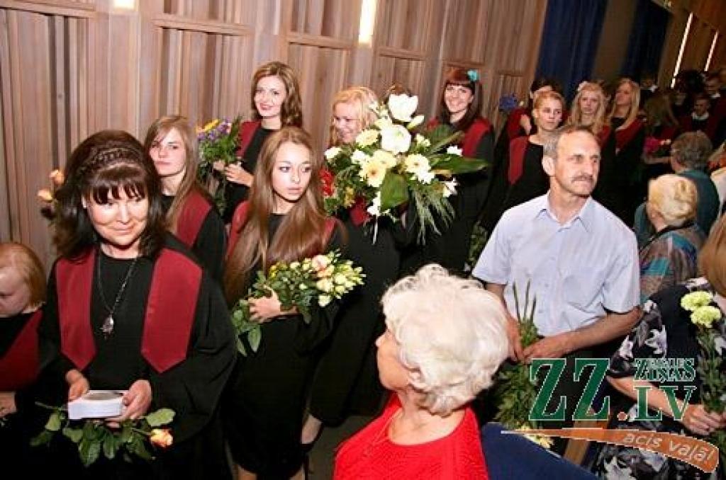 Talāros, smaidoši un gatavi jauniem dzīves izaicinājumiem 20.jūnijā izlaidumu pilsētas kultūras namā svinēja Jelgavas Spīdolas ģimnāzijas absolventi. Šajās dienās no skolas atvadās 725 pilsētas, 26 Ozolnieku un 179 Jelgavas novada 12....