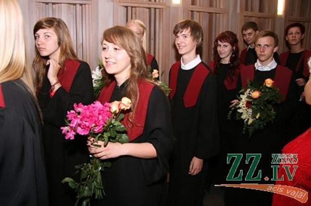 Talāros, smaidoši un gatavi jauniem dzīves izaicinājumiem 20.jūnijā izlaidumu pilsētas kultūras namā svinēja Jelgavas Spīdolas ģimnāzijas absolventi. Šajās dienās no skolas atvadās 725 pilsētas, 26 Ozolnieku un 179 Jelgavas novada 12....