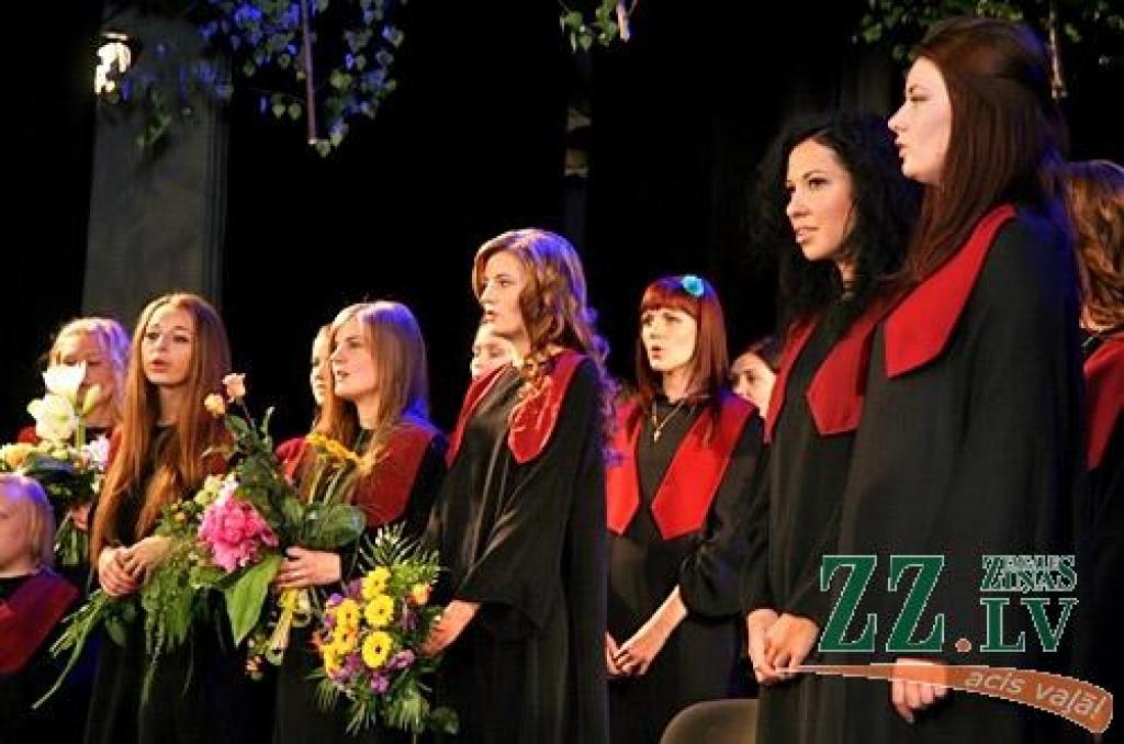 Talāros, smaidoši un gatavi jauniem dzīves izaicinājumiem 20.jūnijā izlaidumu pilsētas kultūras namā svinēja Jelgavas Spīdolas ģimnāzijas absolventi. Šajās dienās no skolas atvadās 725 pilsētas, 26 Ozolnieku un 179 Jelgavas novada 12....