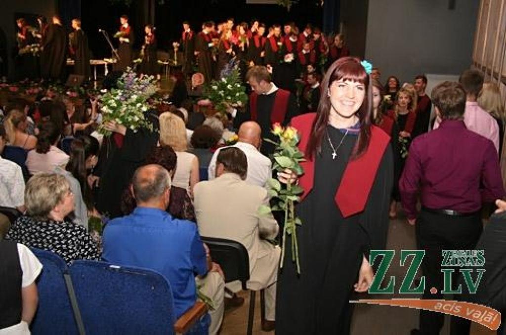 Talāros, smaidoši un gatavi jauniem dzīves izaicinājumiem 20.jūnijā izlaidumu pilsētas kultūras namā svinēja Jelgavas Spīdolas ģimnāzijas absolventi. Šajās dienās no skolas atvadās 725 pilsētas, 26 Ozolnieku un 179 Jelgavas novada 12....