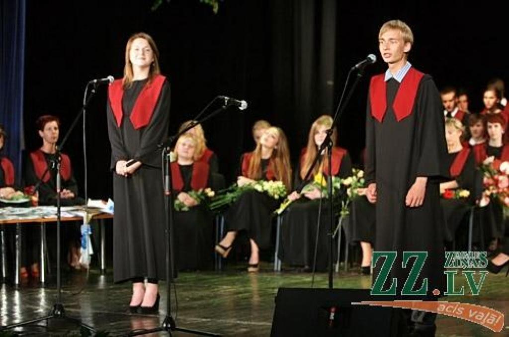 Talāros, smaidoši un gatavi jauniem dzīves izaicinājumiem 20.jūnijā izlaidumu pilsētas kultūras namā svinēja Jelgavas Spīdolas ģimnāzijas absolventi. Šajās dienās no skolas atvadās 725 pilsētas, 26 Ozolnieku un 179 Jelgavas novada 12....