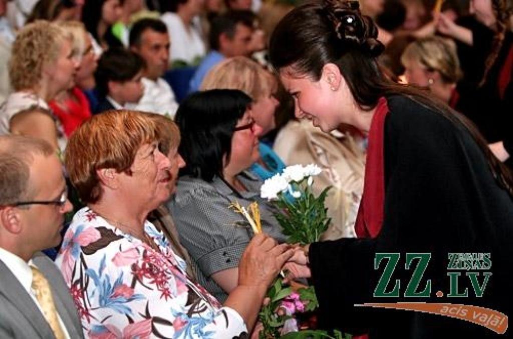 Talāros, smaidoši un gatavi jauniem dzīves izaicinājumiem 20.jūnijā izlaidumu pilsētas kultūras namā svinēja Jelgavas Spīdolas ģimnāzijas absolventi. Šajās dienās no skolas atvadās 725 pilsētas, 26 Ozolnieku un 179 Jelgavas novada 12....