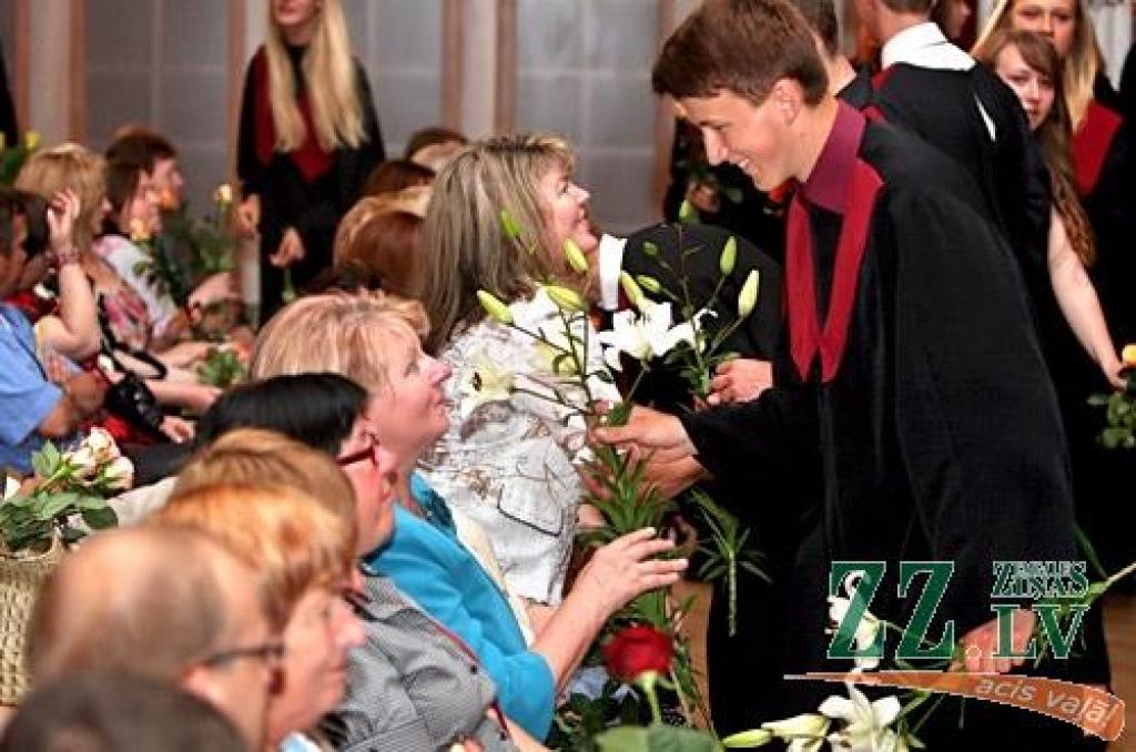 Talāros, smaidoši un gatavi jauniem dzīves izaicinājumiem 20.jūnijā izlaidumu pilsētas kultūras namā svinēja Jelgavas Spīdolas ģimnāzijas absolventi. Šajās dienās no skolas atvadās 725 pilsētas, 26 Ozolnieku un 179 Jelgavas novada 12....