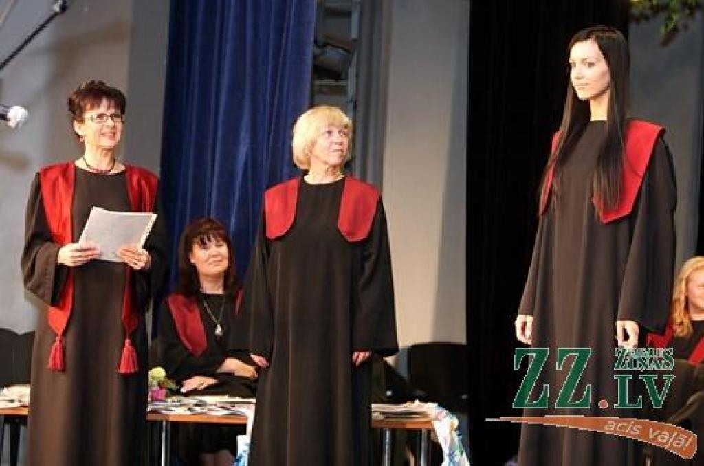 Talāros, smaidoši un gatavi jauniem dzīves izaicinājumiem 20.jūnijā izlaidumu pilsētas kultūras namā svinēja Jelgavas Spīdolas ģimnāzijas absolventi. Šajās dienās no skolas atvadās 725 pilsētas, 26 Ozolnieku un 179 Jelgavas novada 12....
