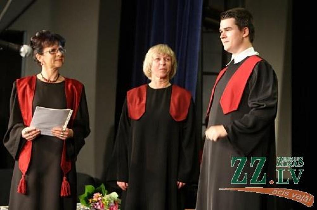 Talāros, smaidoši un gatavi jauniem dzīves izaicinājumiem 20.jūnijā izlaidumu pilsētas kultūras namā svinēja Jelgavas Spīdolas ģimnāzijas absolventi. Šajās dienās no skolas atvadās 725 pilsētas, 26 Ozolnieku un 179 Jelgavas novada 12....