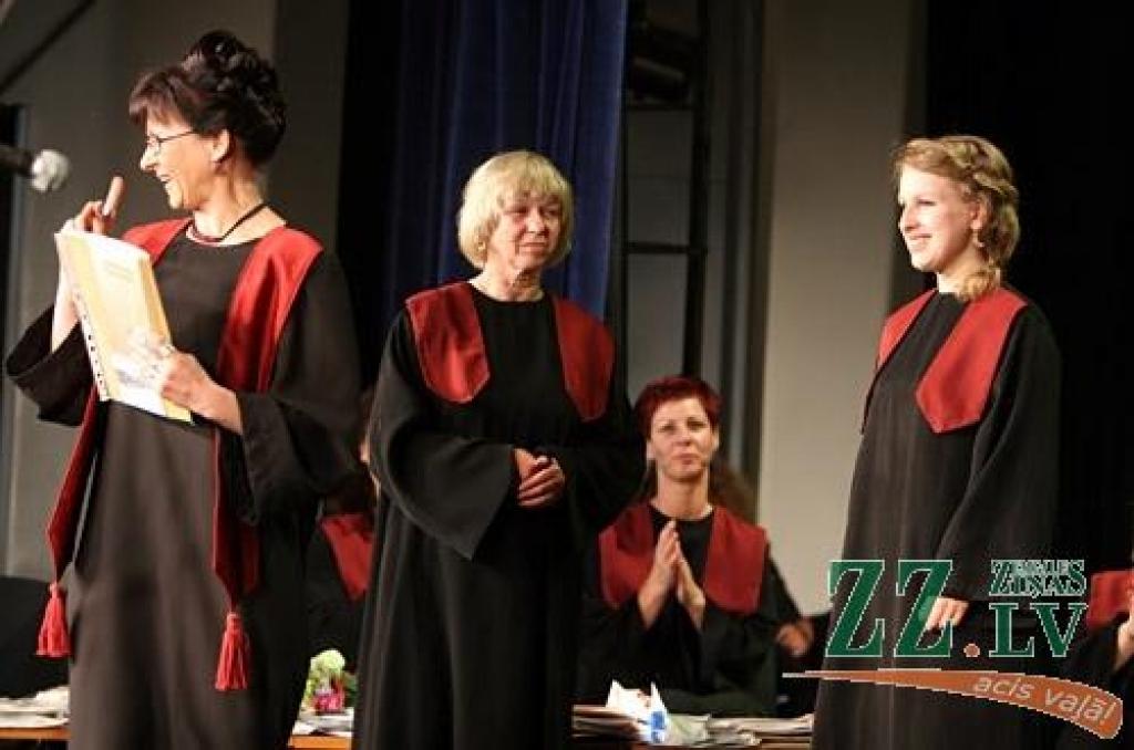 Talāros, smaidoši un gatavi jauniem dzīves izaicinājumiem 20.jūnijā izlaidumu pilsētas kultūras namā svinēja Jelgavas Spīdolas ģimnāzijas absolventi. Šajās dienās no skolas atvadās 725 pilsētas, 26 Ozolnieku un 179 Jelgavas novada 12....
