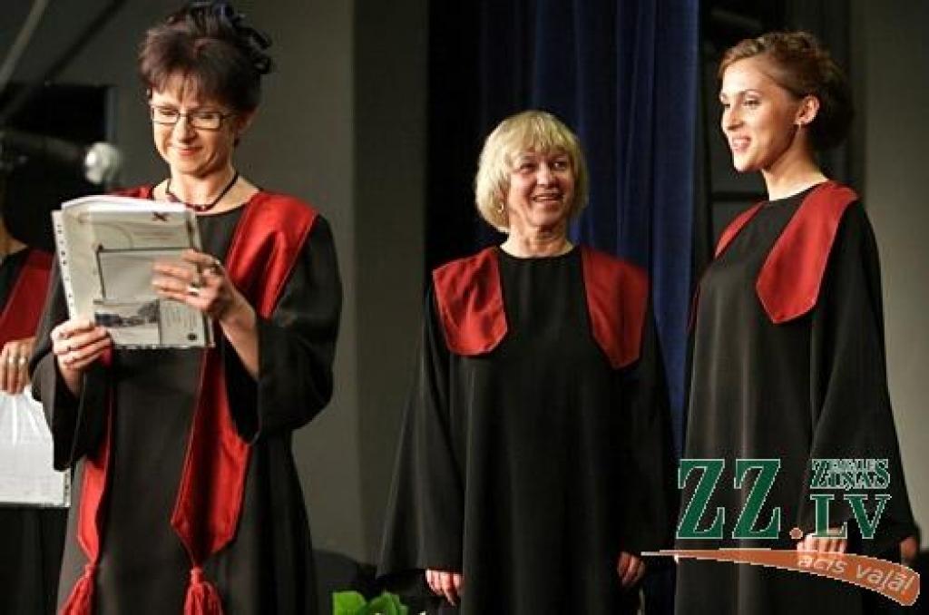 Talāros, smaidoši un gatavi jauniem dzīves izaicinājumiem 20.jūnijā izlaidumu pilsētas kultūras namā svinēja Jelgavas Spīdolas ģimnāzijas absolventi. Šajās dienās no skolas atvadās 725 pilsētas, 26 Ozolnieku un 179 Jelgavas novada 12....
