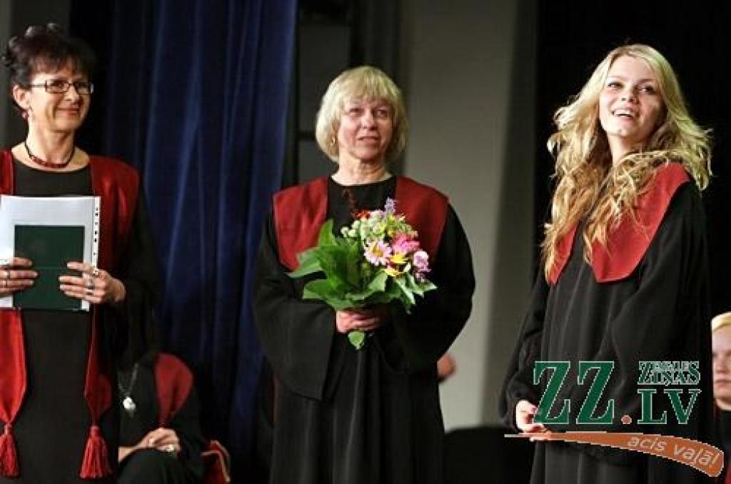 Talāros, smaidoši un gatavi jauniem dzīves izaicinājumiem 20.jūnijā izlaidumu pilsētas kultūras namā svinēja Jelgavas Spīdolas ģimnāzijas absolventi. Šajās dienās no skolas atvadās 725 pilsētas, 26 Ozolnieku un 179 Jelgavas novada 12....