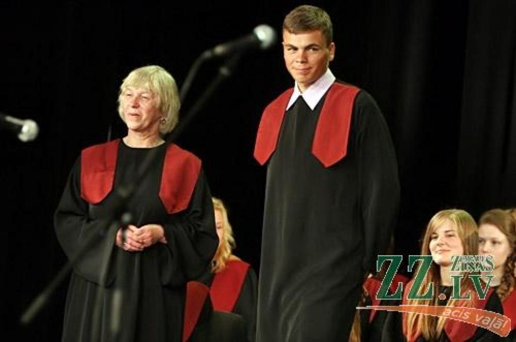 Talāros, smaidoši un gatavi jauniem dzīves izaicinājumiem 20.jūnijā izlaidumu pilsētas kultūras namā svinēja Jelgavas Spīdolas ģimnāzijas absolventi. Šajās dienās no skolas atvadās 725 pilsētas, 26 Ozolnieku un 179 Jelgavas novada 12....