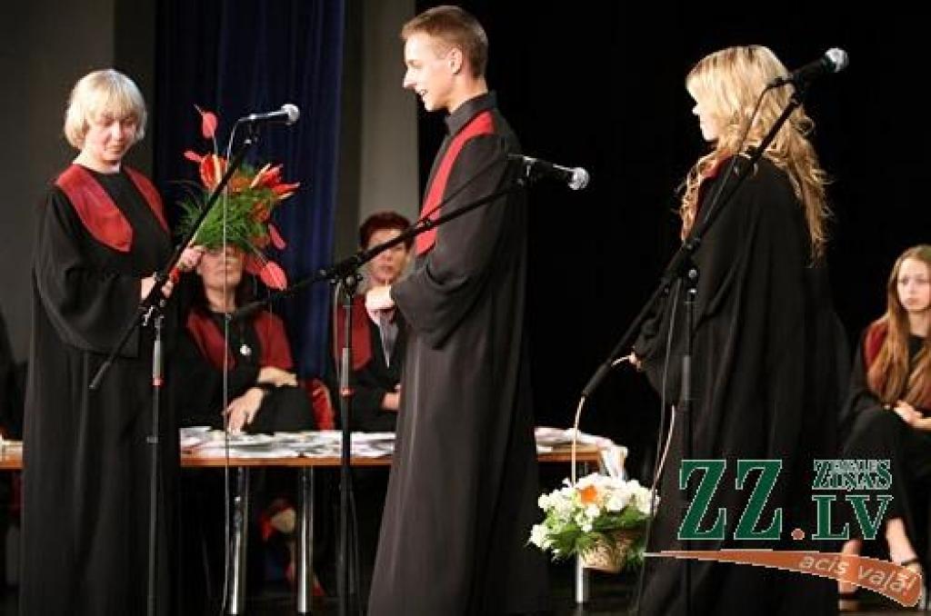 Talāros, smaidoši un gatavi jauniem dzīves izaicinājumiem 20.jūnijā izlaidumu pilsētas kultūras namā svinēja Jelgavas Spīdolas ģimnāzijas absolventi. Šajās dienās no skolas atvadās 725 pilsētas, 26 Ozolnieku un 179 Jelgavas novada 12....