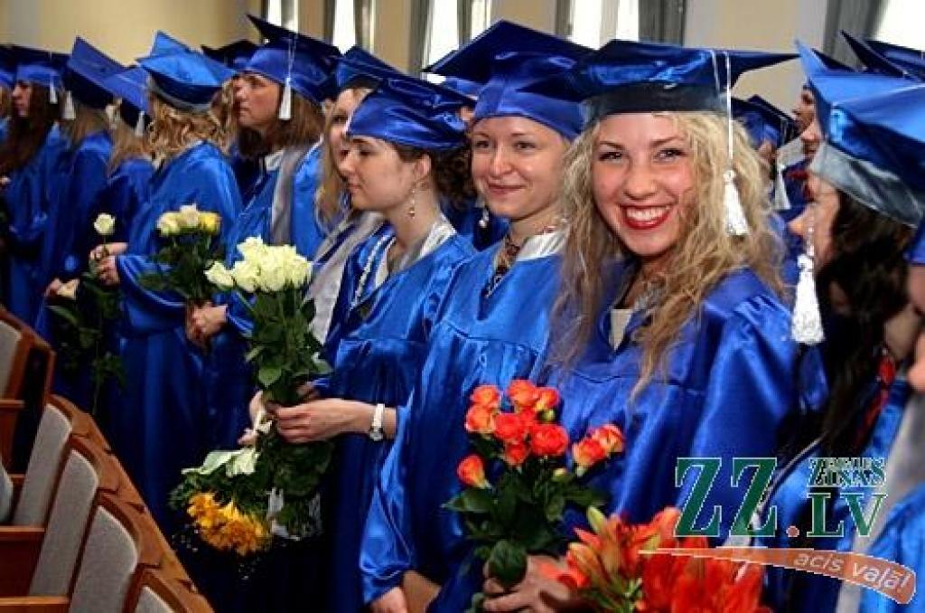 20.jūnijā izlaidumā tika sveikti jaunie būvinženieri, ainavu arhitekti, vides inženieri un citi speciālisti, kuri šogad absolvējuši LLU Lauku inženieru fakultāti (LIF).
Izlaidumā tika sveikti 161 LIF pamatstudiju absolventi un 15...