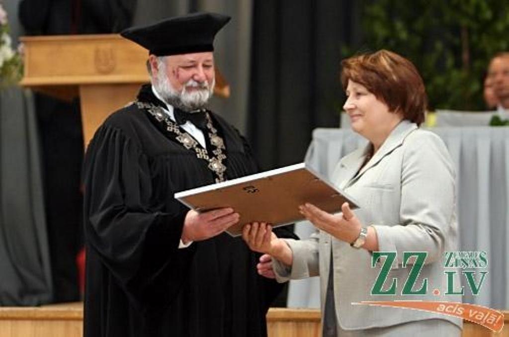20.jūnijā izlaidumā tika sveikti jaunie būvinženieri, ainavu arhitekti, vides inženieri un citi speciālisti, kuri šogad absolvējuši LLU Lauku inženieru fakultāti (LIF).
Izlaidumā tika sveikti 161 LIF pamatstudiju absolventi un 15...