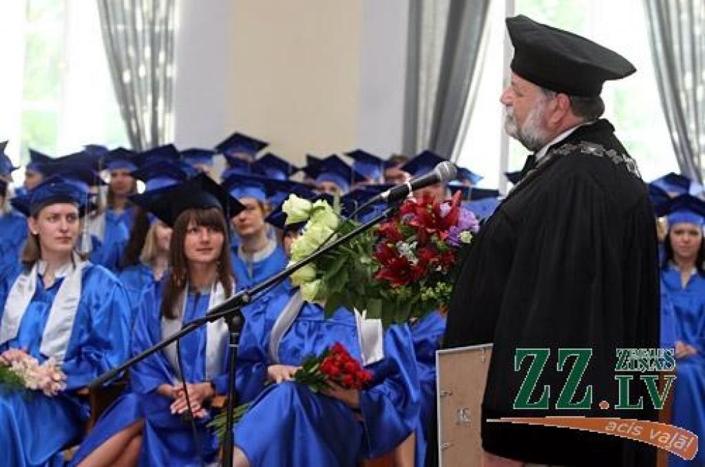 20.jūnijā izlaidumā tika sveikti jaunie būvinženieri, ainavu arhitekti, vides inženieri un citi speciālisti, kuri šogad absolvējuši LLU Lauku inženieru fakultāti (LIF).
Izlaidumā tika sveikti 161 LIF pamatstudiju absolventi un 15...