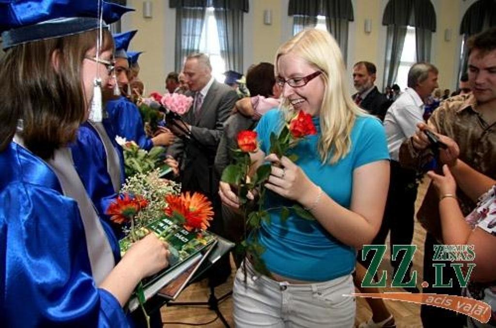 20.jūnijā izlaidumā tika sveikti jaunie būvinženieri, ainavu arhitekti, vides inženieri un citi speciālisti, kuri šogad absolvējuši LLU Lauku inženieru fakultāti (LIF).
Izlaidumā tika sveikti 161 LIF pamatstudiju absolventi un 15...
