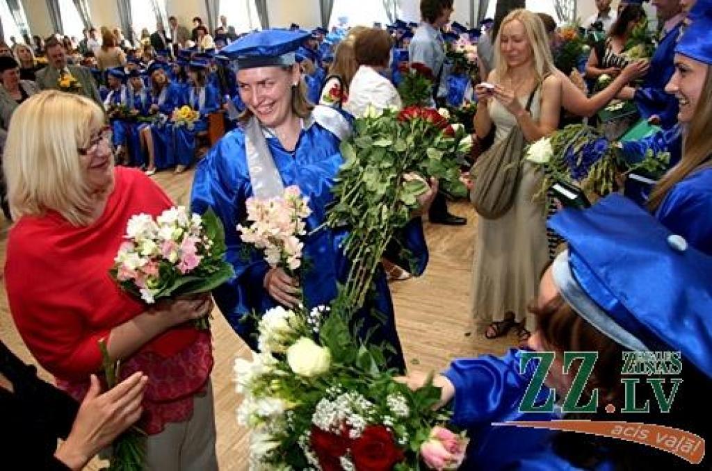 20.jūnijā izlaidumā tika sveikti jaunie būvinženieri, ainavu arhitekti, vides inženieri un citi speciālisti, kuri šogad absolvējuši LLU Lauku inženieru fakultāti (LIF).
Izlaidumā tika sveikti 161 LIF pamatstudiju absolventi un 15...