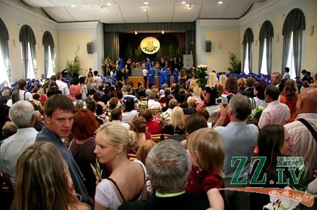 20.jūnijā izlaidumā tika sveikti jaunie būvinženieri, ainavu arhitekti, vides inženieri un citi speciālisti, kuri šogad absolvējuši LLU Lauku inženieru fakultāti (LIF).
Izlaidumā tika sveikti 161 LIF pamatstudiju absolventi un 15...