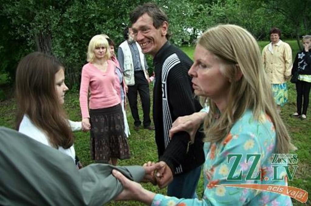 Lai atkārtotu zināmās un apgūtu mazāk pazīstamās Līgo svētku tradīcijas, Salgales pagasta «Billītēs» pulcējās radi, draugi un kaimiņi.
Mācības vadīja folkloriste Ilga Reizniece. Viņa uzsvēra, ka Līgo nav, lai pieēstos un dzertu, jo šajos...