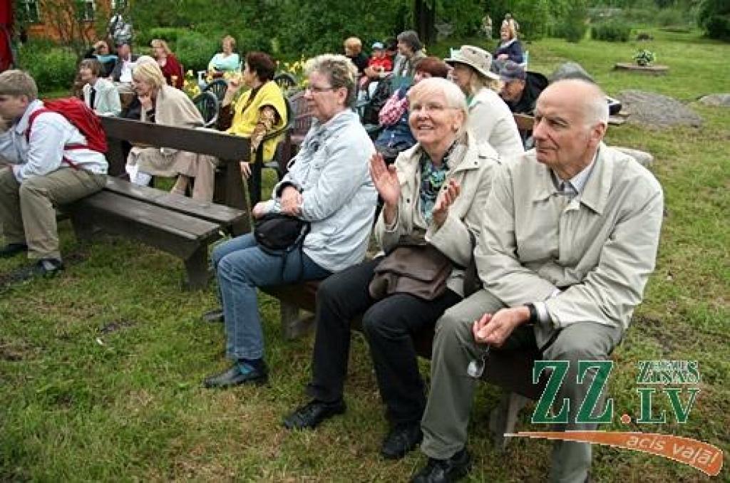 Lai atkārtotu zināmās un apgūtu mazāk pazīstamās Līgo svētku tradīcijas, Salgales pagasta «Billītēs» pulcējās radi, draugi un kaimiņi.
Mācības vadīja folkloriste Ilga Reizniece. Viņa uzsvēra, ka Līgo nav, lai pieēstos un dzertu, jo šajos...