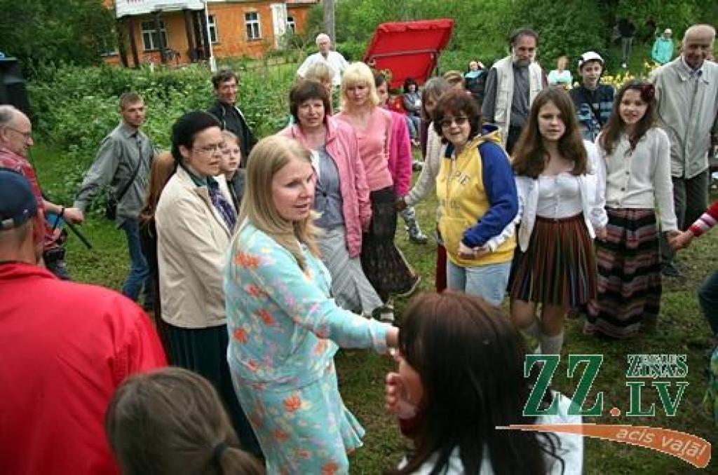Lai atkārtotu zināmās un apgūtu mazāk pazīstamās Līgo svētku tradīcijas, Salgales pagasta «Billītēs» pulcējās radi, draugi un kaimiņi.
Mācības vadīja folkloriste Ilga Reizniece. Viņa uzsvēra, ka Līgo nav, lai pieēstos un dzertu, jo šajos...