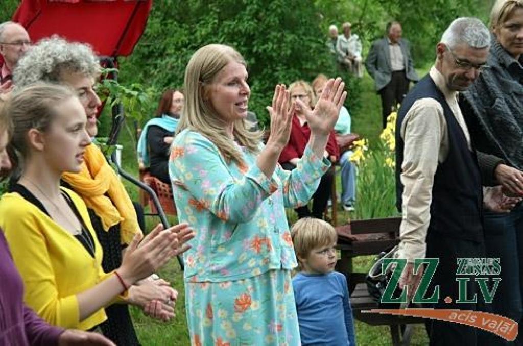 Lai atkārtotu zināmās un apgūtu mazāk pazīstamās Līgo svētku tradīcijas, Salgales pagasta «Billītēs» pulcējās radi, draugi un kaimiņi.
Mācības vadīja folkloriste Ilga Reizniece. Viņa uzsvēra, ka Līgo nav, lai pieēstos un dzertu, jo šajos...