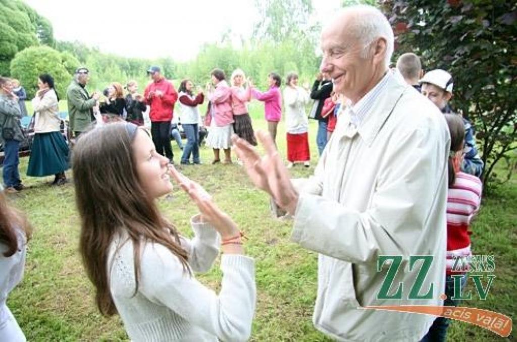 Lai atkārtotu zināmās un apgūtu mazāk pazīstamās Līgo svētku tradīcijas, Salgales pagasta «Billītēs» pulcējās radi, draugi un kaimiņi.
Mācības vadīja folkloriste Ilga Reizniece. Viņa uzsvēra, ka Līgo nav, lai pieēstos un dzertu, jo šajos...