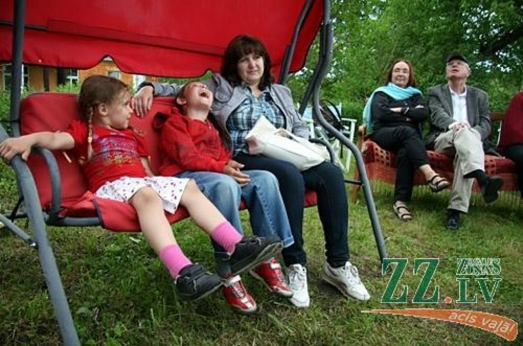 Lai atkārtotu zināmās un apgūtu mazāk pazīstamās Līgo svētku tradīcijas, Salgales pagasta «Billītēs» pulcējās radi, draugi un kaimiņi.
Mācības vadīja folkloriste Ilga Reizniece. Viņa uzsvēra, ka Līgo nav, lai pieēstos un dzertu, jo šajos...