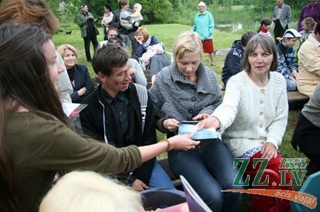 Lai atkārtotu zināmās un apgūtu mazāk pazīstamās Līgo svētku tradīcijas, Salgales pagasta «Billītēs» pulcējās radi, draugi un kaimiņi.
Mācības vadīja folkloriste Ilga Reizniece. Viņa uzsvēra, ka Līgo nav, lai pieēstos un dzertu, jo šajos...