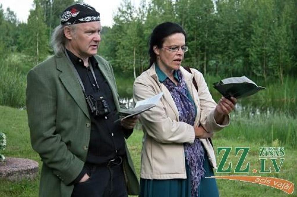 Lai atkārtotu zināmās un apgūtu mazāk pazīstamās Līgo svētku tradīcijas, Salgales pagasta «Billītēs» pulcējās radi, draugi un kaimiņi.
Mācības vadīja folkloriste Ilga Reizniece. Viņa uzsvēra, ka Līgo nav, lai pieēstos un dzertu, jo šajos...