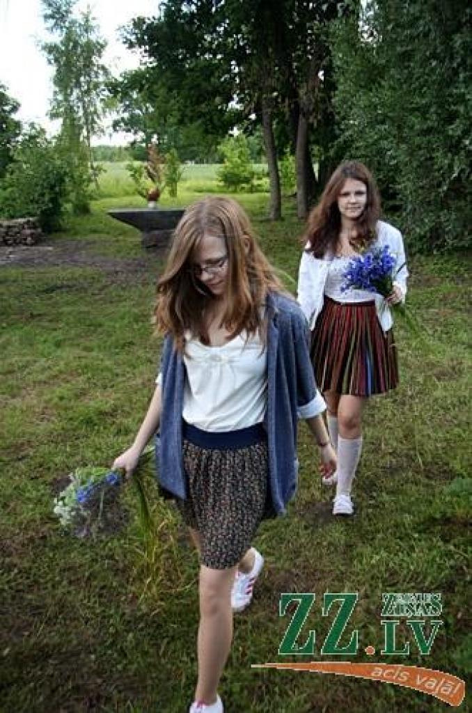 Lai atkārtotu zināmās un apgūtu mazāk pazīstamās Līgo svētku tradīcijas, Salgales pagasta «Billītēs» pulcējās radi, draugi un kaimiņi.
Mācības vadīja folkloriste Ilga Reizniece. Viņa uzsvēra, ka Līgo nav, lai pieēstos un dzertu, jo šajos...